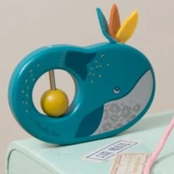Moulin Roty Hochet En Bois Baleine Joséphine Le Voyage D'Olga -Moulin Roty hochet en bois baleine josephine le voyage d olga 2